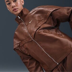 Nike Sportswear Windrunner (NWT)
Size M